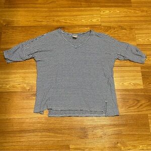 Chico’s Ladies Short Sleeve V Neck Top in Blue and White Stripes, Size 1 US M/8